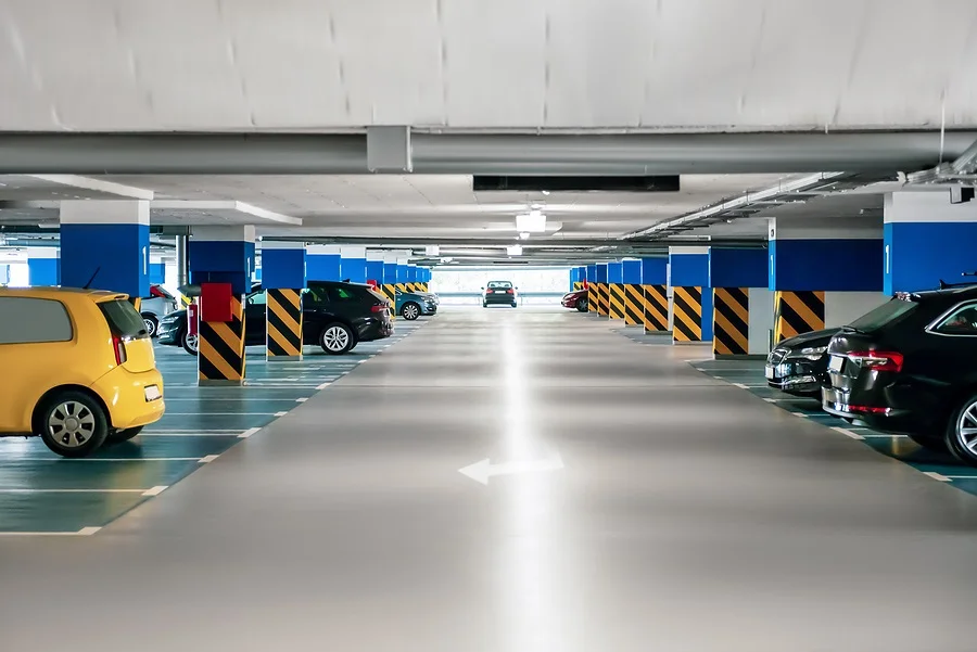 Dashboard mit Parkplatz-Investment Daten, zeigt Preisanalysen, Standortkarten und Renditeberechnungen für verschiedene Parkplatzimmobilien